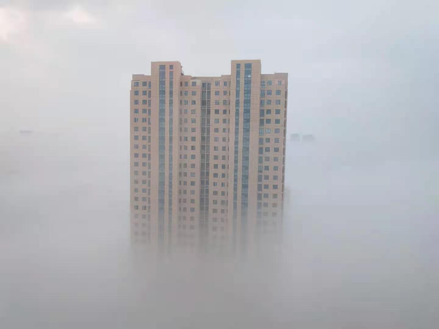 晨雾缭绕景色迷人,晨雾中看晶莹剔透的霜花