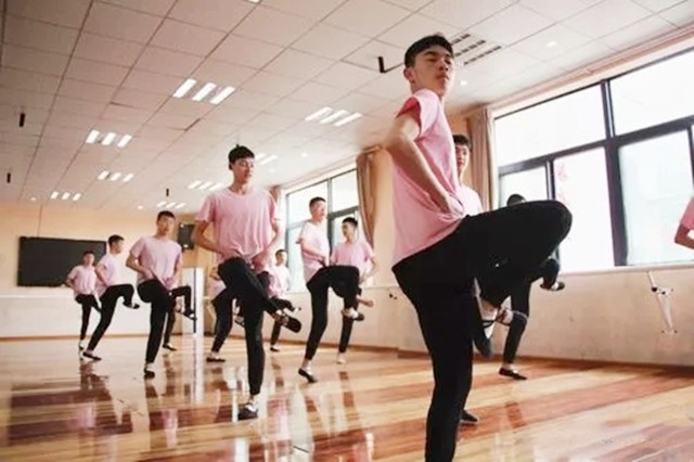 三胞胎兄弟不靠颜值靠实力：原来学舞蹈，现在成了军营男子汉