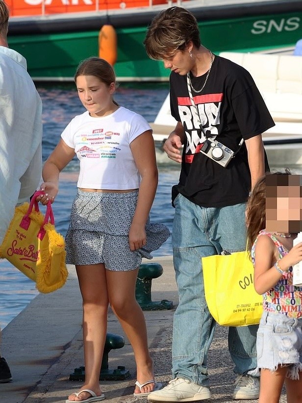 贝克汉姆小七女儿穿搭,贝克汉姆小七夏日长裙