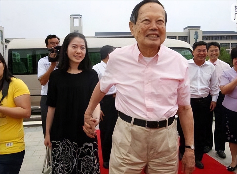 翁帆28岁嫁给82岁杨振宁的原因,杨振宁哪年娶的28岁翁帆