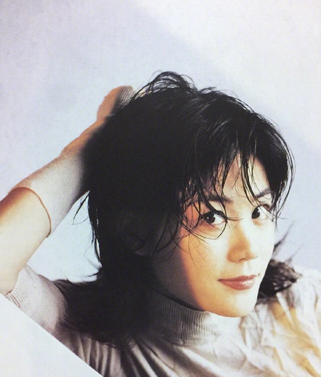 王菲谢霆锋牵手完整视频,王菲和谢霆锋牵手视频真实