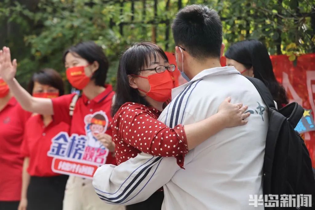 刚刚，青岛5万多勇士霸气走进战场！少年，此去何求？夺盛名、拔头筹、争魁首、独占鳌头！