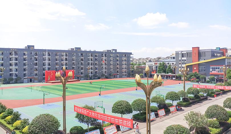 校园里面真的有飞机场和火车站吗,成都机电工程学校双流校区