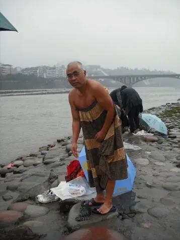 气愤！大爷疑假意教游泳，趁机偷摸小女孩隐私部位