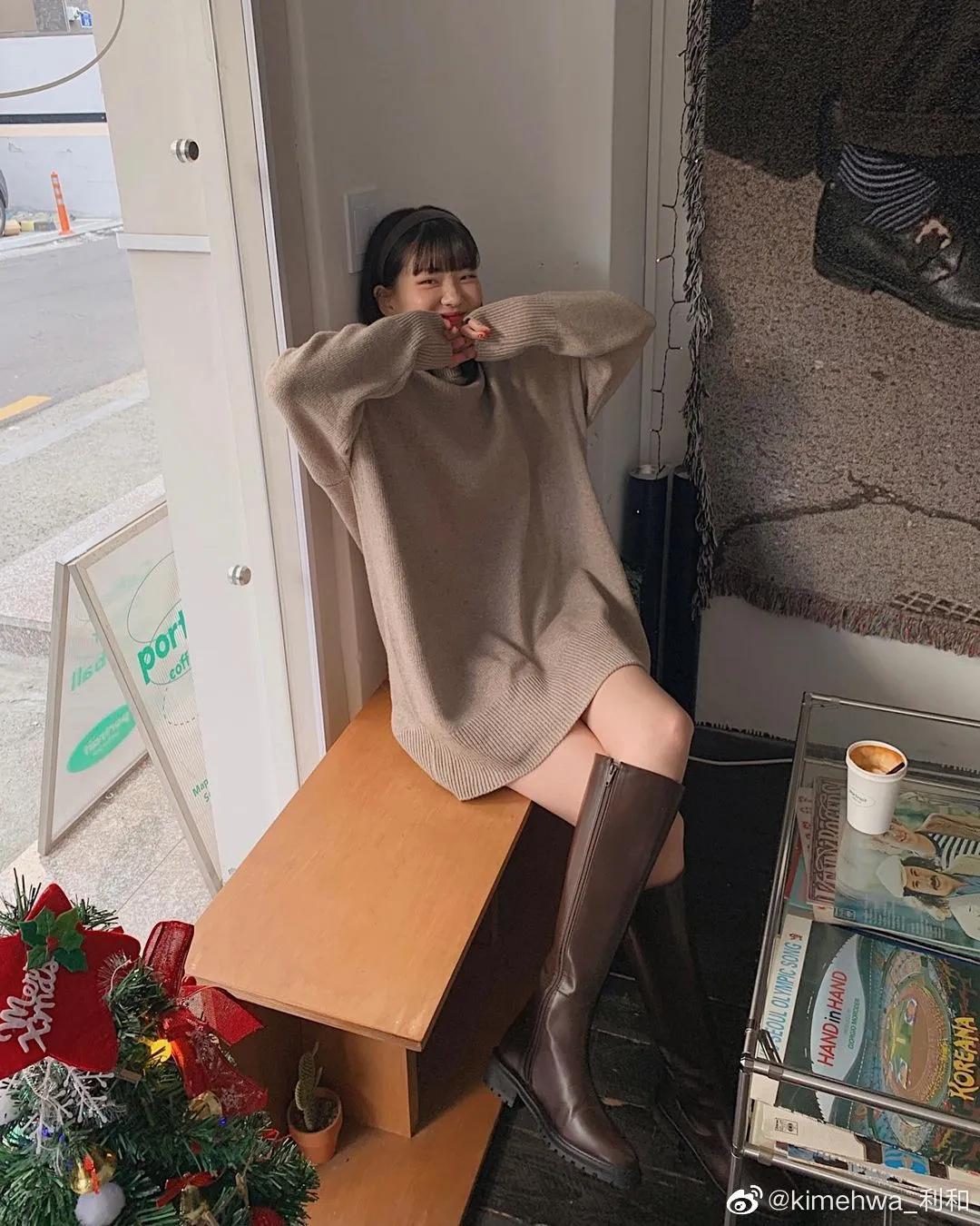 紧身裙子搭配今年超火的靴子,配小香风裙子的半腰靴子