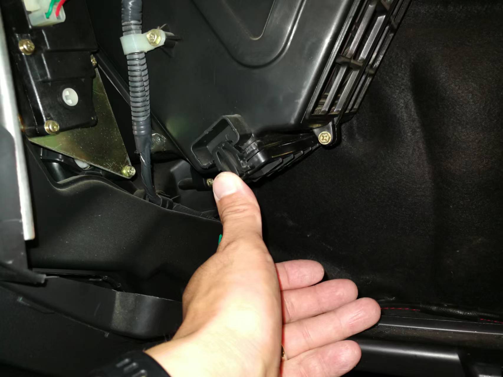 汉dm自己动手换空滤,自己动手换空滤卡子卡不上