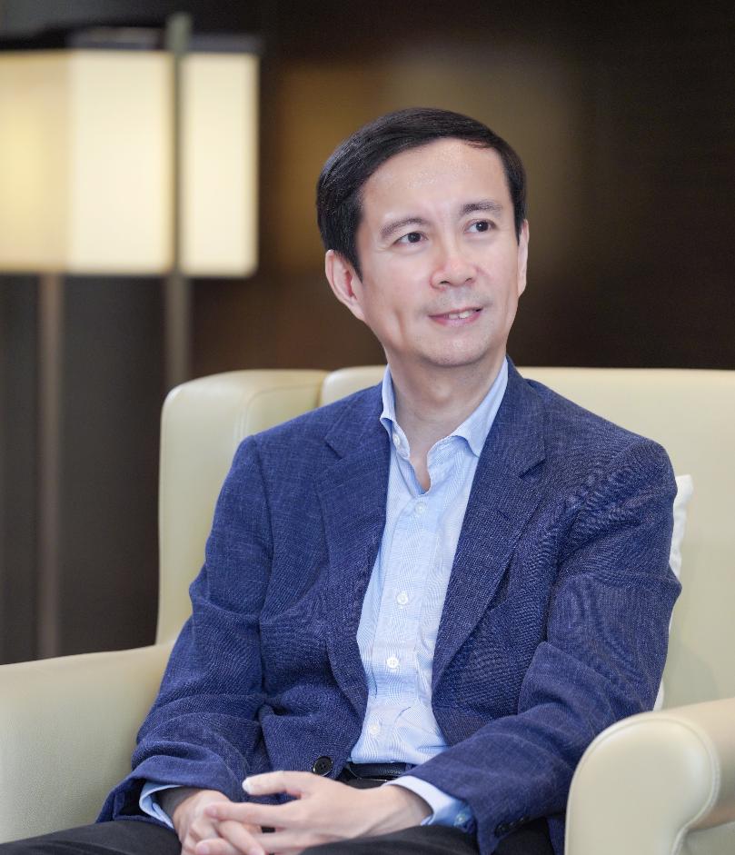 他生于上海，放弃副总裁位置，跑去辅佐马云，最后成董事长