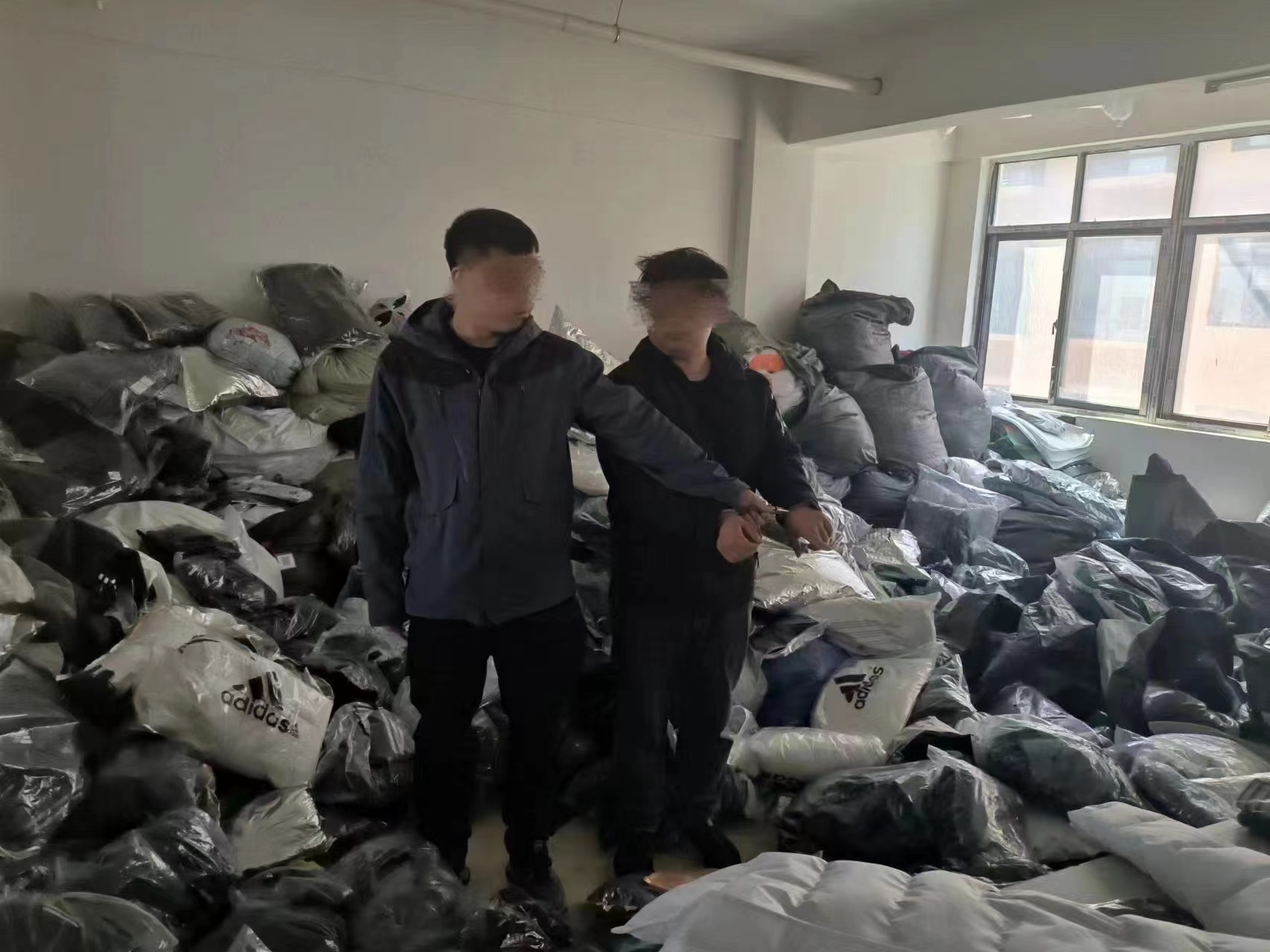 举报直播间卖假货能看到是谁吗,直播间举报售卖假冒商品