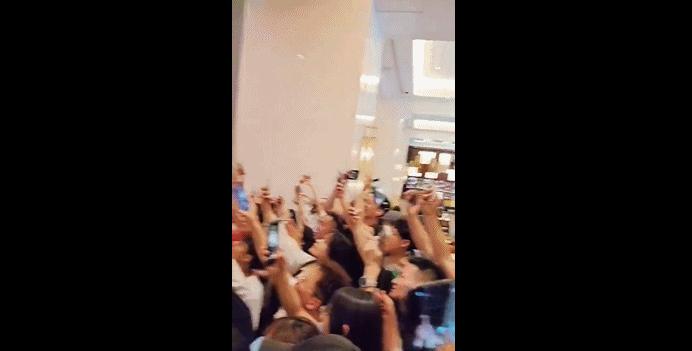 梅西下榻酒店涌入大量球迷！阿根廷热身赛一票难求，黄牛称内部邀请函5000元1张，主办方曾提醒谨防上当受骗