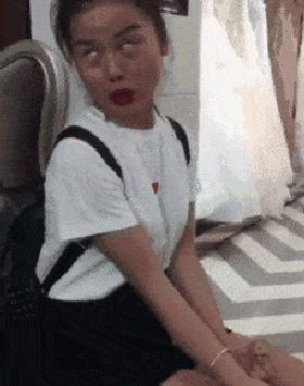 女子和同事打闹，用力过猛竟直接把*裤底**扯两半，羞得蹲地不敢起身