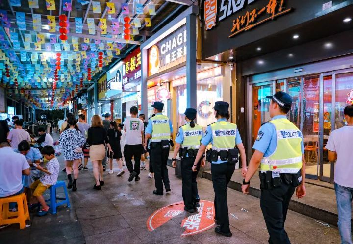 钱江晚报整版刊发!00后新警夜巡杭州网红“啦喜街”,人间烟火中的成长历程