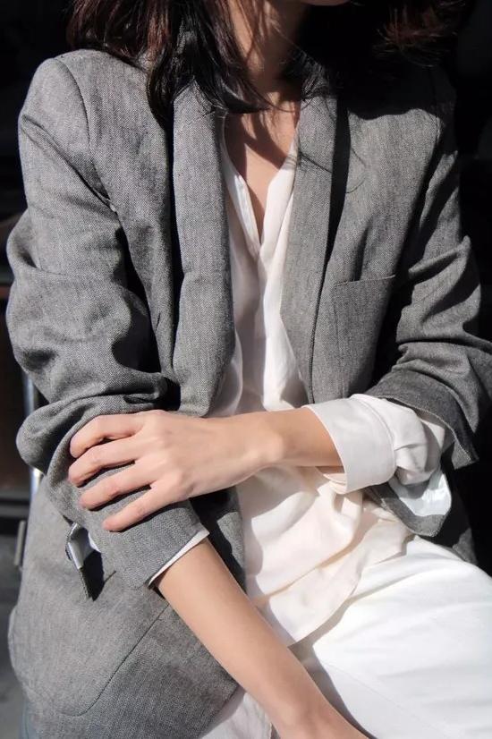 灰色和深灰哪个更适合年轻人穿,暖灰色系搭配灰白满满的高级感