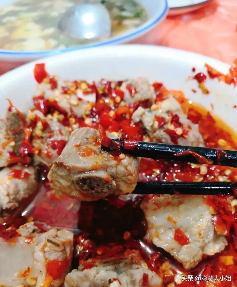 一场烟花登顶热搜！满城美食火成顶流，这座夏日小城太宝藏了！