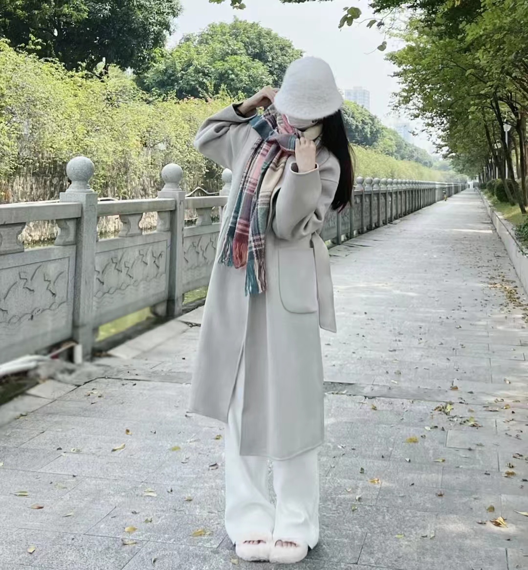 白色搭什么颜色最好看冬季女士,秋冬搭配什么颜色显白