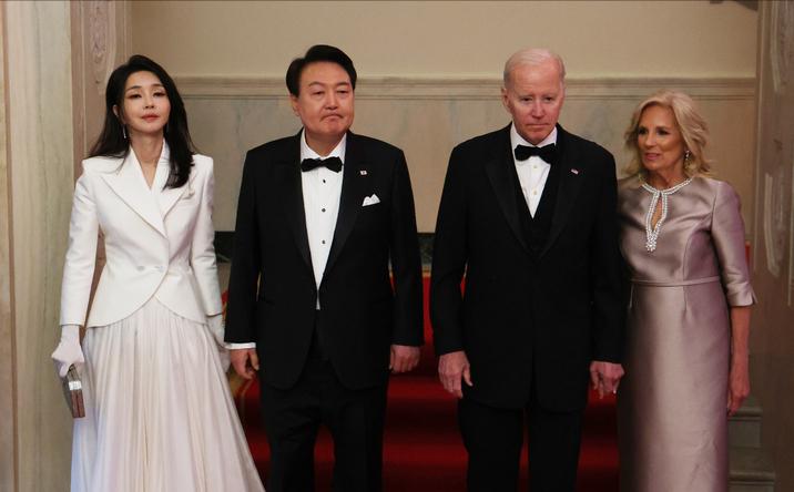 韩国第一夫人走红毯,韩国第一夫人穿韩服