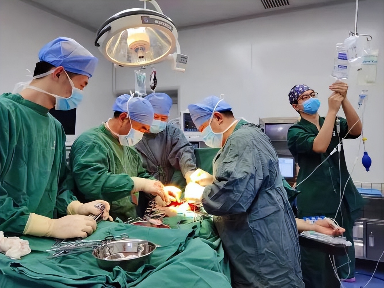 24岁小伙肠癌晚期治愈,小伙得了肠癌几年后自愈了