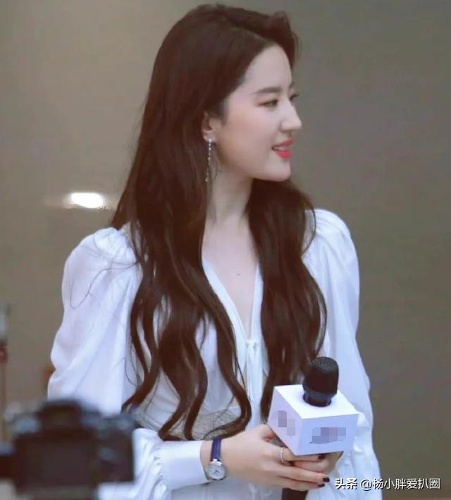 刘亦菲购物被偶遇！买二手包包送好朋友，网友夸赞其好温柔