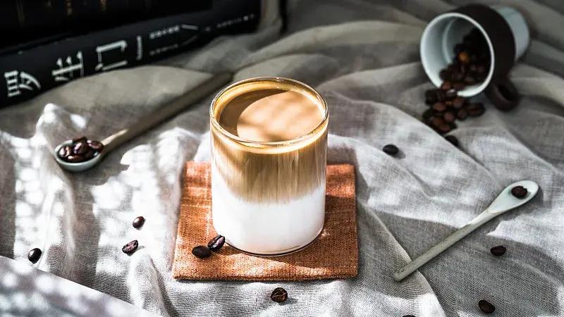 茅台授权联名瑞幸推出酱香拿铁,瑞幸茅台酱香拿铁咖啡上线