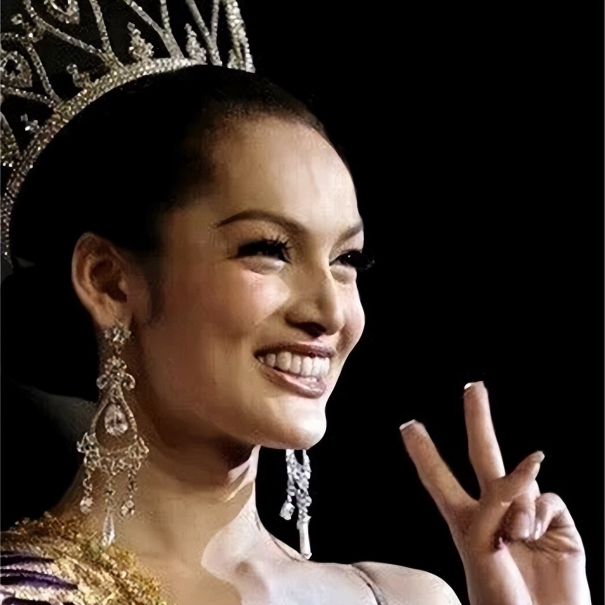 泰国最美人妖王后恢复男儿身,泰国最美人妖皇后恢复男儿身