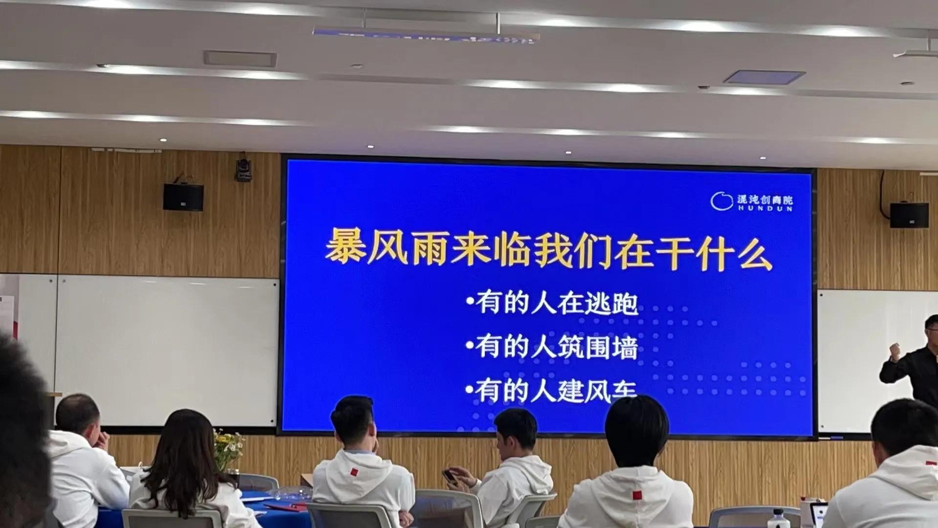 熬得过孤独万丈意思,熬得过万丈孤独藏得住山河繁星