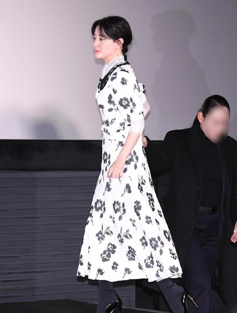 李英爱着装风格解析,李英爱穿黑色礼服