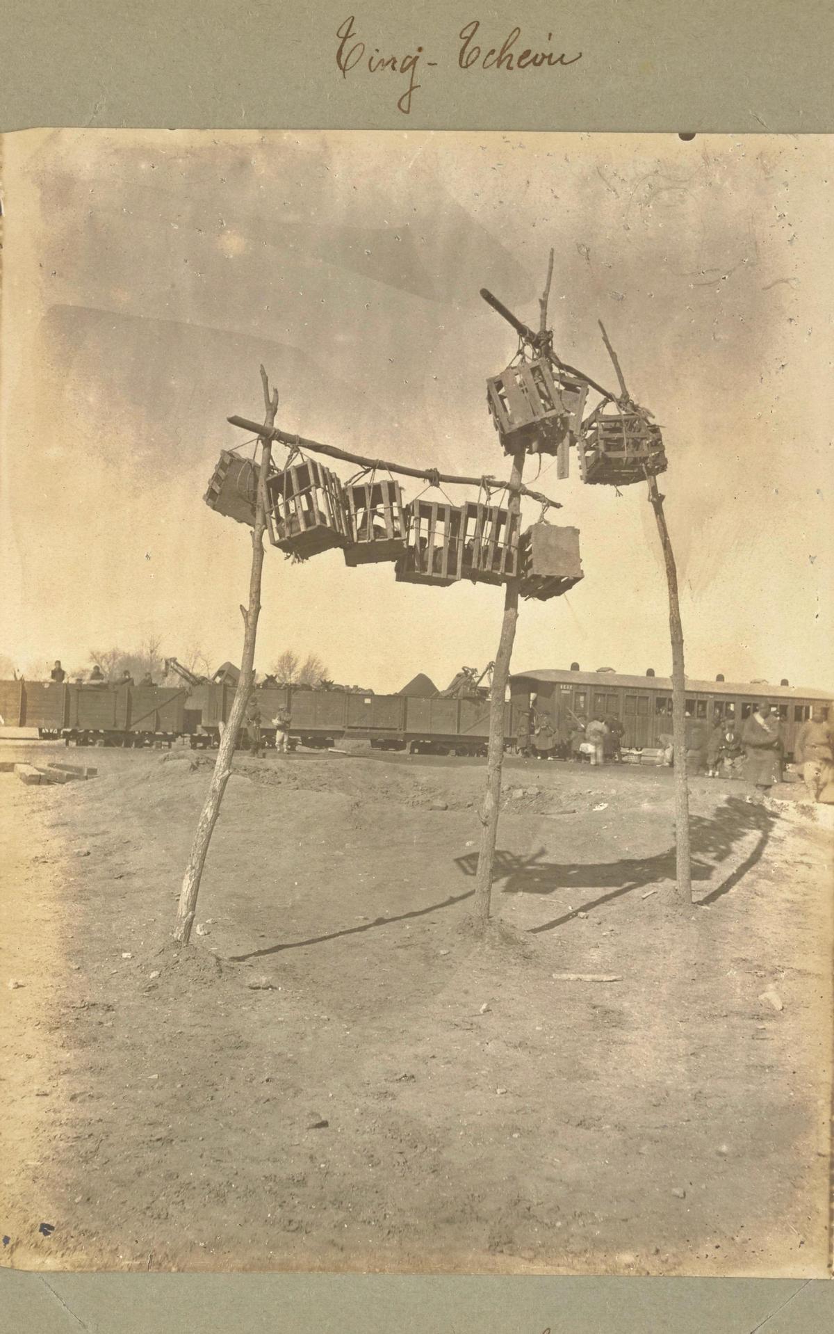 高清老照片：旗人格格大腿岔开豪放洗衣，地主三妻四妾不输女明星