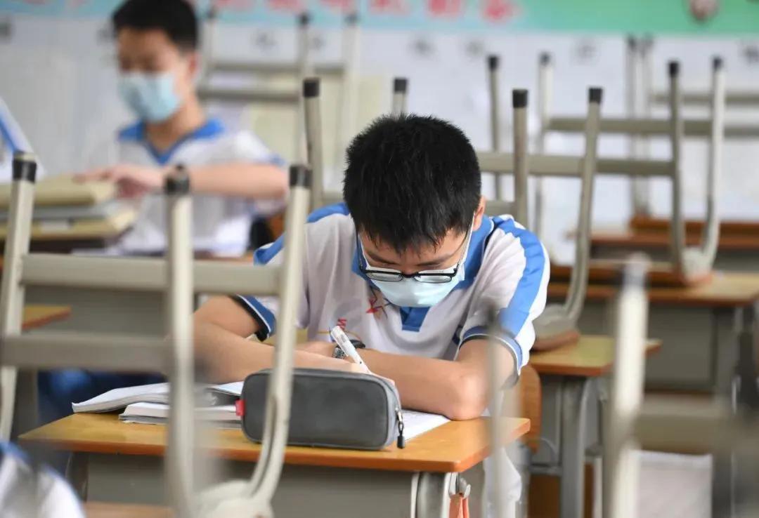 一个人为什么自卑不自信,人不可以不自信