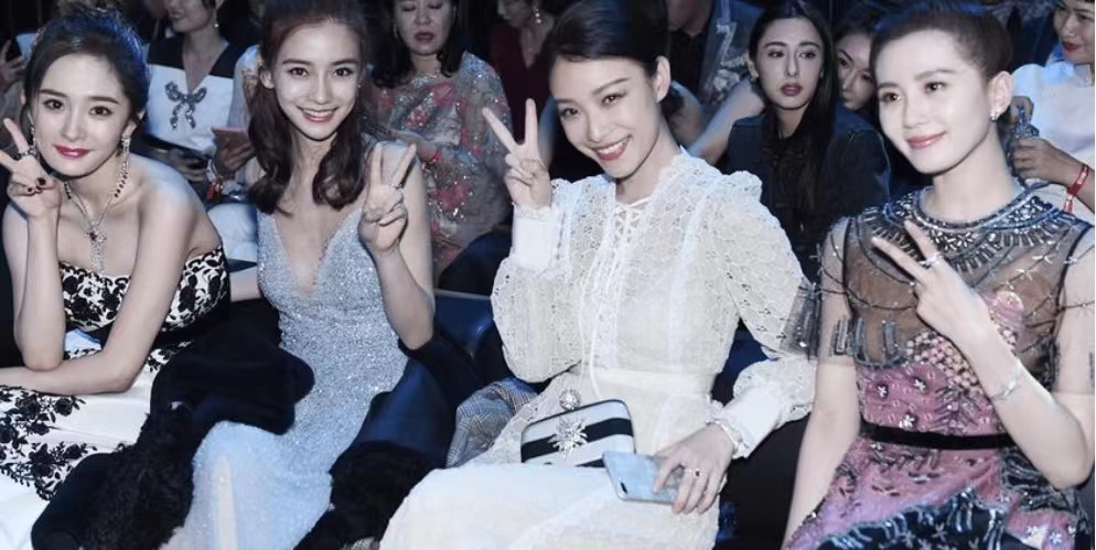 Angelababy“约会”欧洲球星被拍。杨颖回应：祝他开心