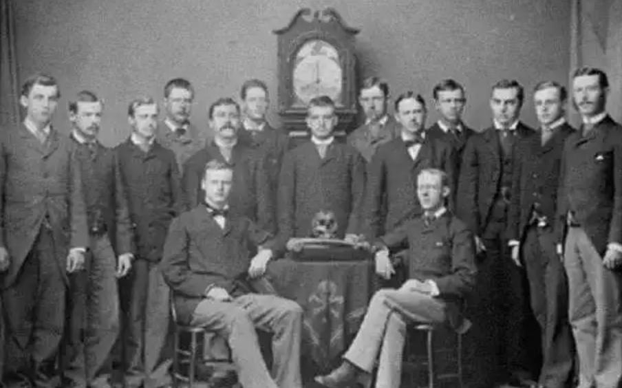 “灵媒”福克斯三姐妹的“花样”世界