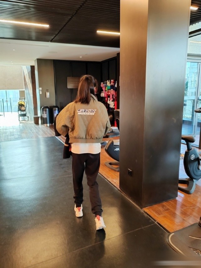 陆毅与贝儿近照,陆毅晒贝尔的长腿