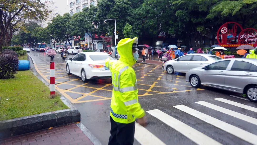警家校合力守护学生上学路,警校家联动护航学生出行安全