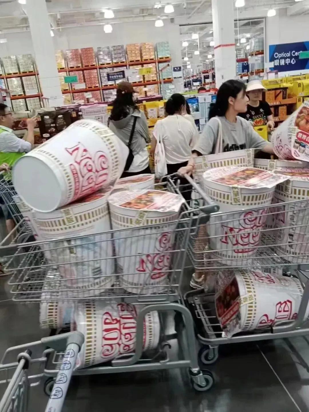 媒体评山姆泡面桶被炒到500元一桶,山姆泡面桶炒至高价被疯抢