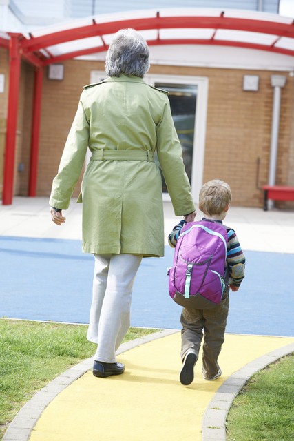 我花钱请人照看孙子，儿媳觉得我没亲自照看到处散布谣言