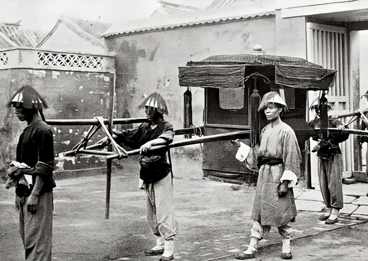 孩子吸吮母亲干瘪的乳房!42年河南饥荒真实场面,比电影残酷十倍