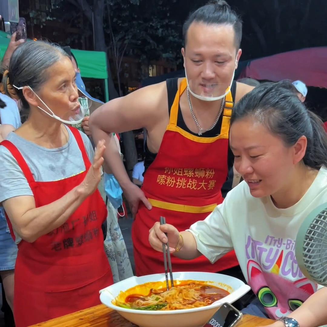 这是三碗一两和三两不同哦湖南美女居然也敢挑战？真是厉...