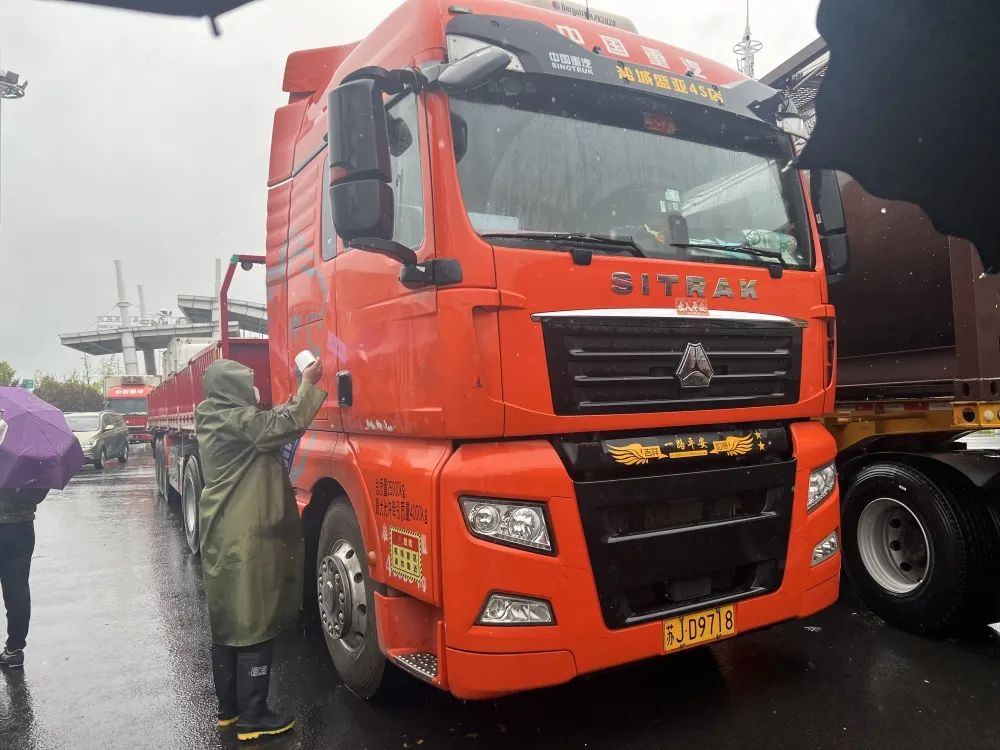 泰州海陵工业园区:“永不停歇”的驻厂员精准护航企业有序生产