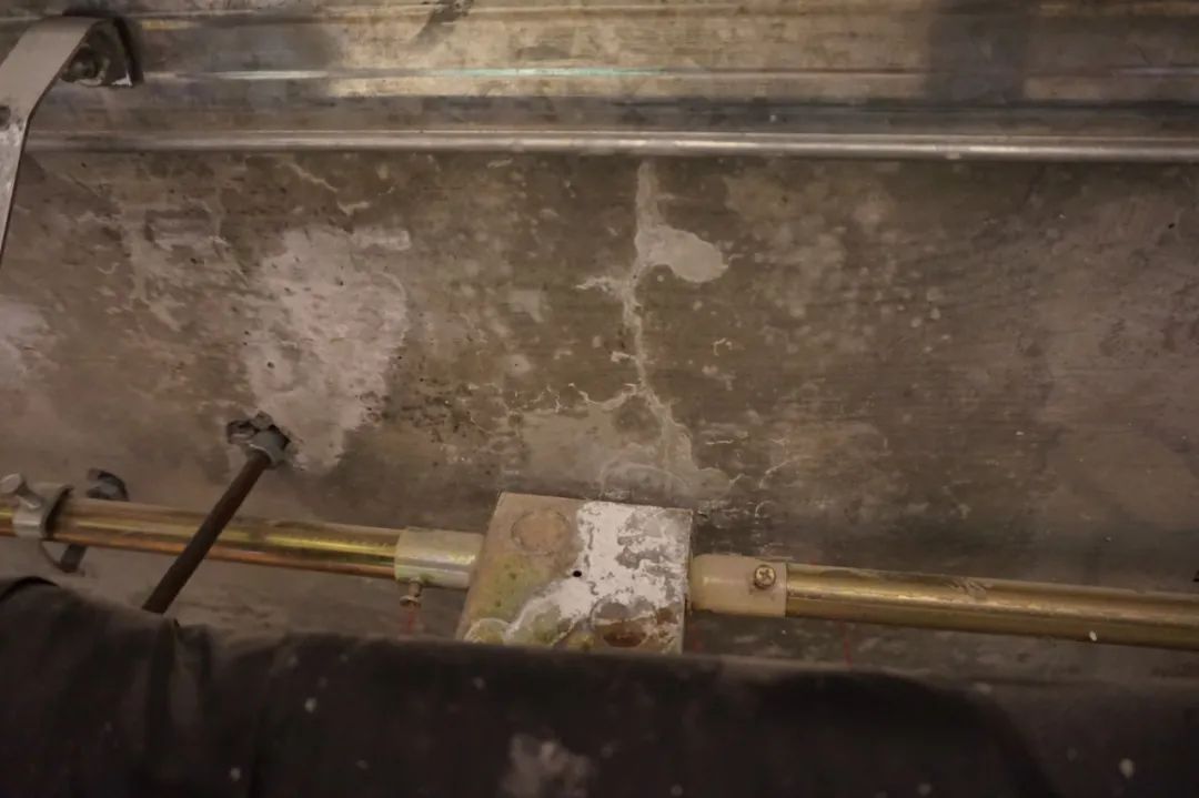 楼上漏水保修期8年未到属谁负责,楼上防水导致漏水谁赔偿