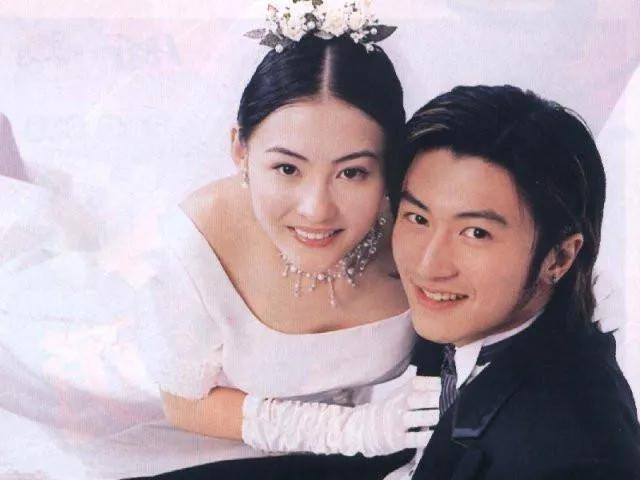 谢霆锋和王菲高调秀恩爱,王菲谢霆锋机场秀恩爱视频