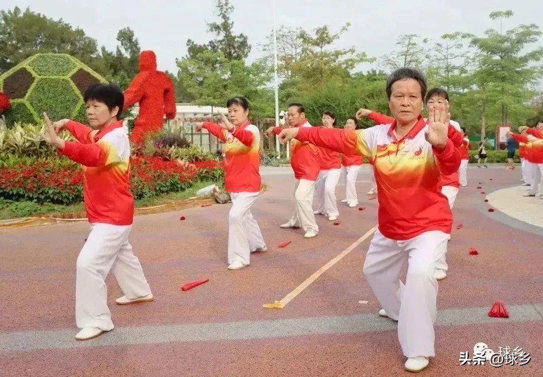 全民健身日太极进社区,健康服务进社区免费体检暖人心