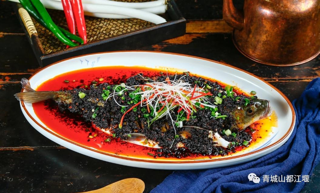 来都江堰的山间溪畔赴一场“好食光”！青山间的火锅店、花园里的小食堂......赏景美食两不误~