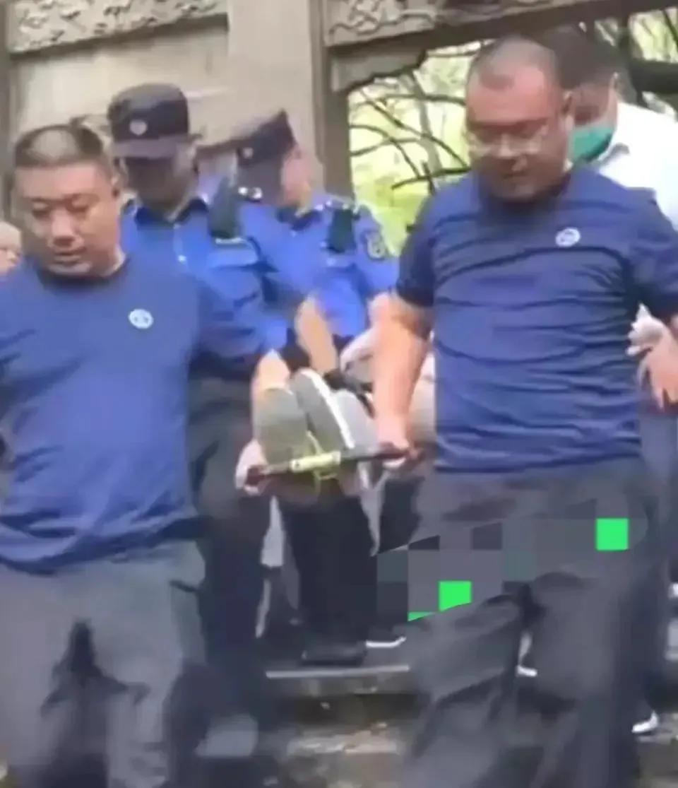 “看，一个死人”，大妈微笑和“尸体”合影