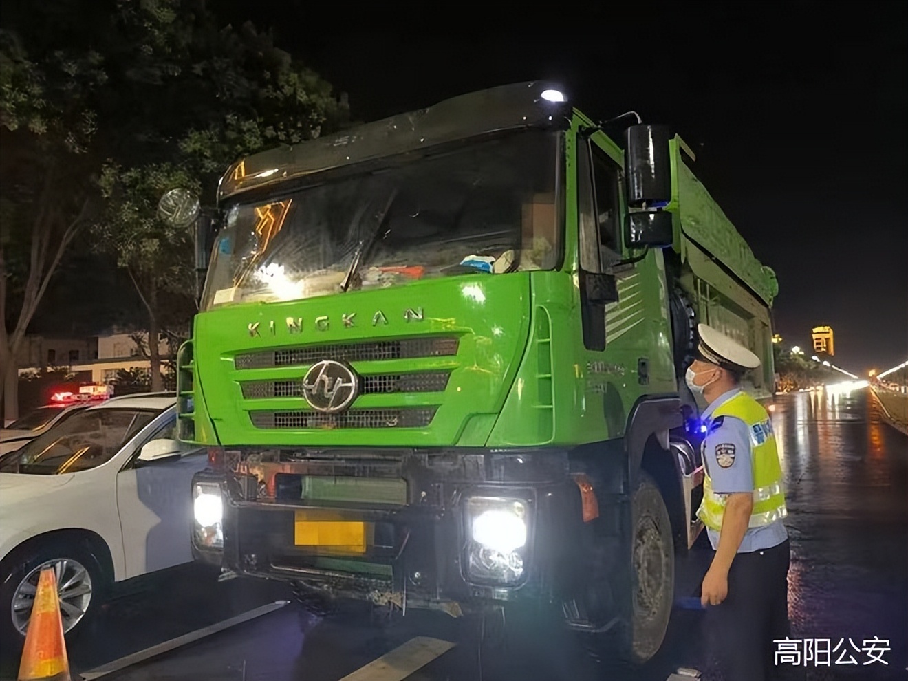 华州公安当好守夜人拧紧安全阀,通城公安点亮平安灯当好守夜人