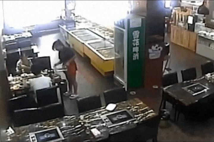 身上着火的自救方法有哪些,身上起火如何正确自救