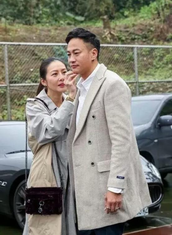 何润东与老婆现身机场,何润东安以轩红衣