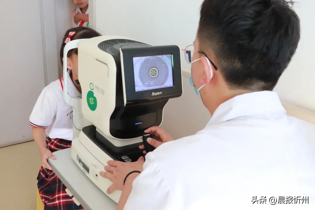 爱眼日眼健康筛查公益活动,爱眼日眼科公益活动图片