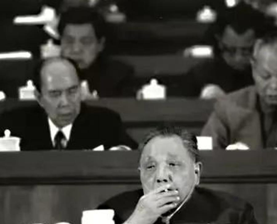 伟人与香烟：毛*东泽**吸百家烟，*小平邓**吸烟被递条，为戒烟吃花生