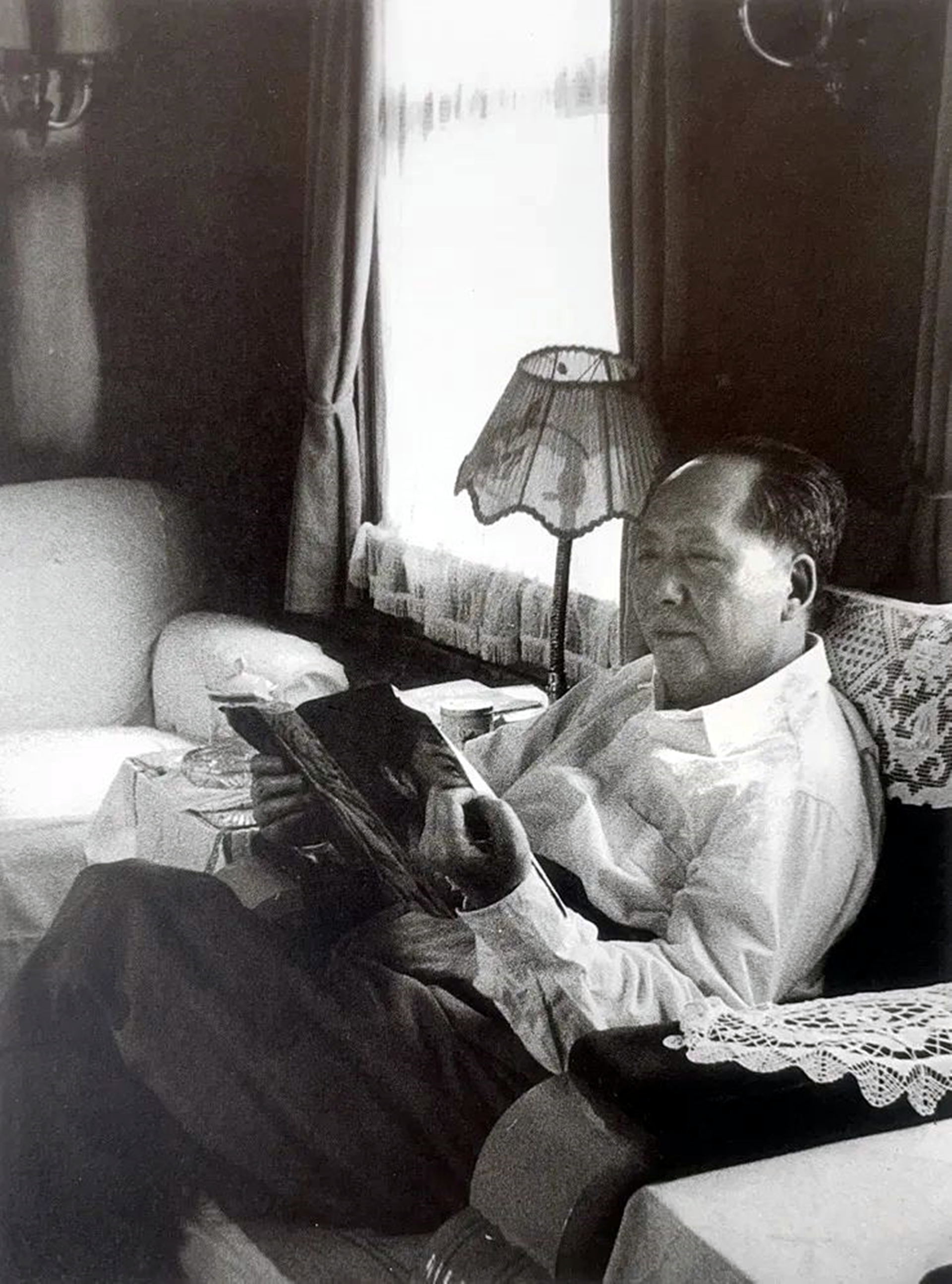 毛主席2次题词刘胡兰，为何拒绝给董存瑞题词？伟人：我写不合适