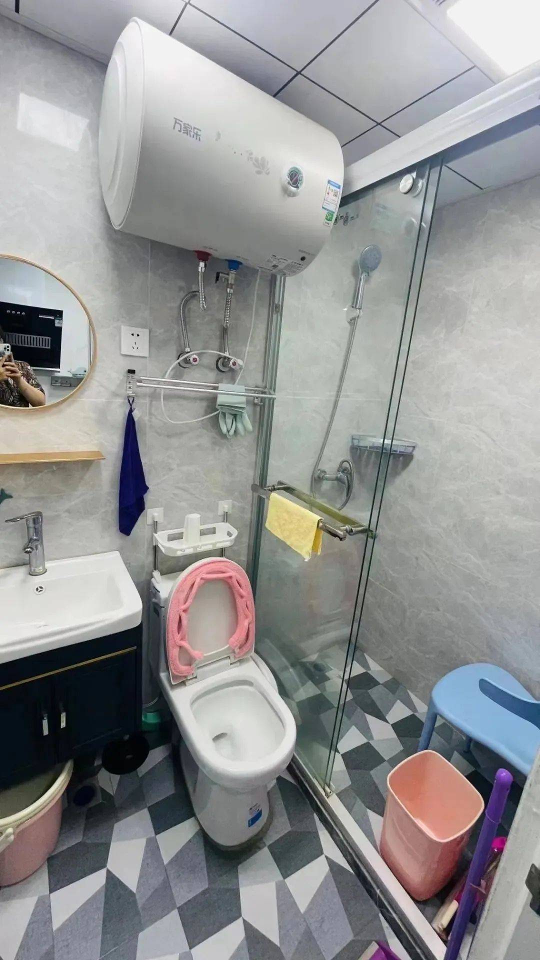 租客退房房东一进门被惊呆了,女租客退房后房东崩溃