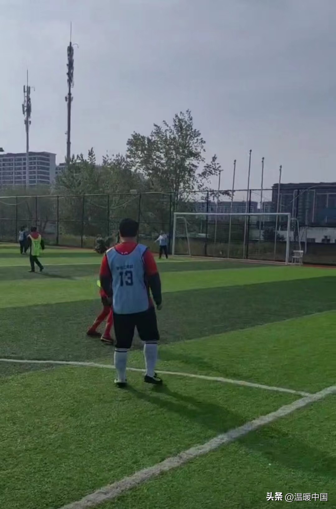 追思先烈感恩时代清晨阳光足球联谊赛在杨金路奔跑之星球场举行