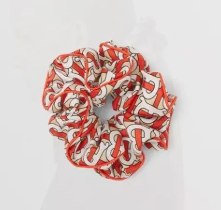 顶流卖丑大翻车！11万的透视裤、露奶衫，25万的飞机包，狗都不买